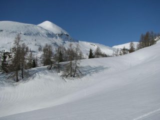 La bella forma della Cimetta Rossa vista dai pressi di Champ Long