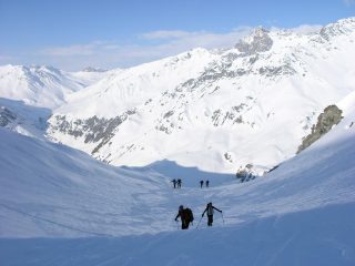 in arrivo al colletto a E del piatto rosso , quota 2700