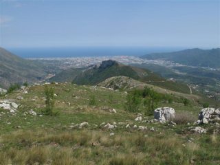 Parte del crinale, ancora lontana la Rocca Liverna e Albenga in fondo