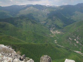 Il boscoso versante di salita con Nasino e Borgo