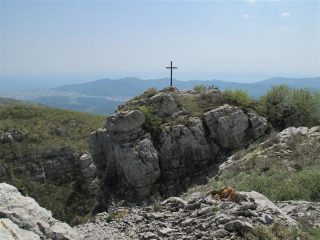 La vetta con dietro la piana di Albenga