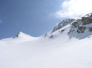 a nord del Pan di Zucchero. Oltre il colletto, il pendio finale