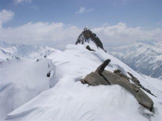 in cima. Pic d'Asti sullo sfondo