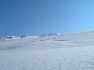 Sullo sfondo, la vetta