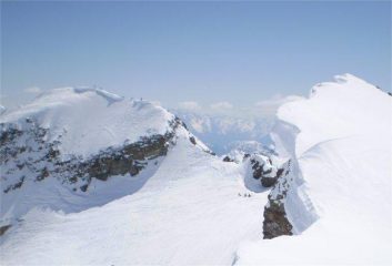 di fronte la cima Giovanni Paolo