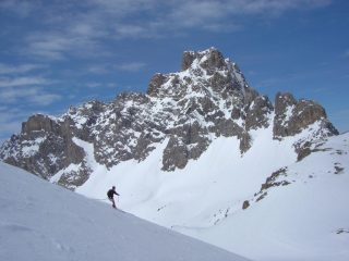 Discesa dalla cima con il Brec de Chambeyron sullo sfondo
