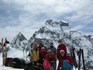 gruppo in punta,sfondo Monviso