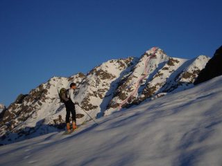 Dalla Bocchetta del Lago, Antonio osserva l'itinerario
