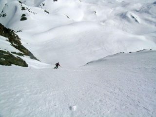 A metà canale. La neve è ottima, si molla