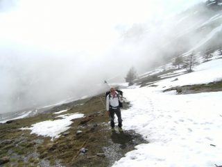 Gianni arriva alla tenda