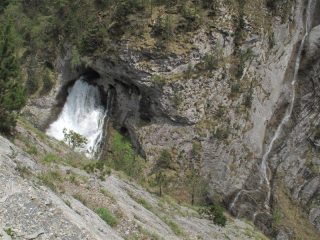 L'uscita della cascata vista dalla strada