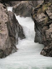 Dalle marmitte che come il lago sono di solito asciutte e percorribili a piedi