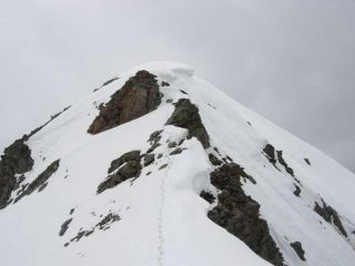 La traccia di salita dalla depressione tra cima e anticima