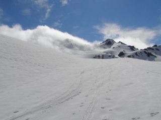 Appare la cima tra le nebbie
