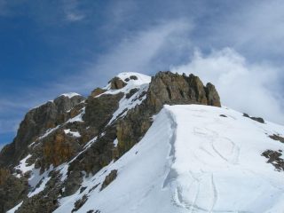 Sullo sfondo, la vetta