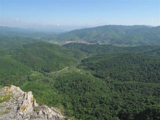 Bardineto con i boschi e a destra la costa delle Magliane