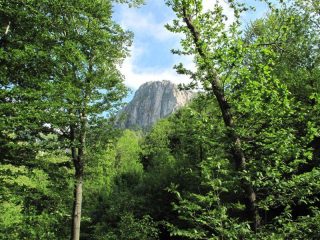 La Rocca Barbena appare imponente con la sua parete nord