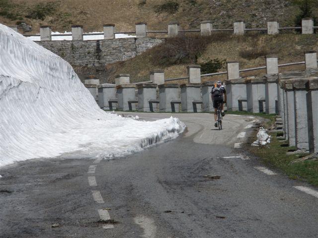 salendo al lago del Moncenisio tra la neve