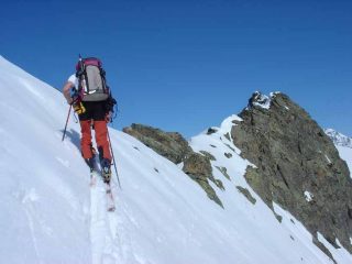 Uscita in cresta; in fondo la cima ovest