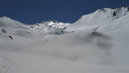 A dx il ripido pendio nord della Cima del Lupo. A sx la Pienasea
