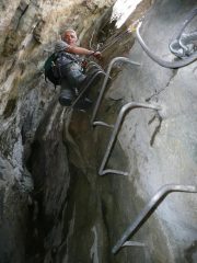 Antonio scende nella grotta.