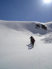 Salendo verso il ripido canale