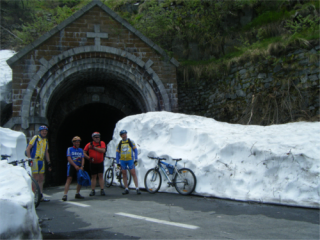davanti alla galleria