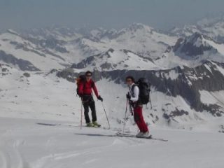 federico e nicoletta in discesa sul ghiacciaio del Basodino