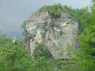 La Rocca delle Balme di fronte; a sin. sbuca il campanile dei Tornetti