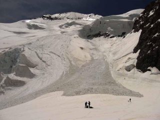 Si puo notare il disastro provocato dalla caduta del seracco. L'itinerario di salita passava di li.