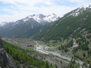 Il fondo valle visto dalla falesia, e sullo sfondo la Rocca Verde