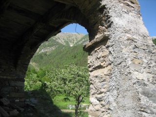 Case tra gli orti di Verdeggia.