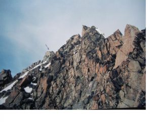 Dalla cresta rocciosa finale in alto a sx la freccia indica il punto culminante.
