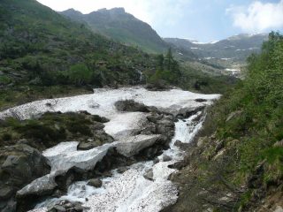 Rio Oropa e nevai.
