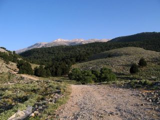 I Lefkà Ori salendo da Anopoli