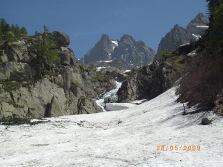 la cascata che si aggira a sinistra scendendo 