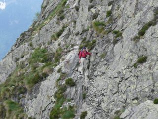 Socio in parete con catene