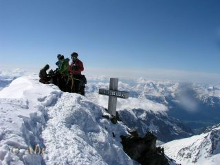 Finsteraarhorn, croce di vetta