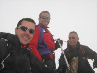 sulla vetta nella nebbia