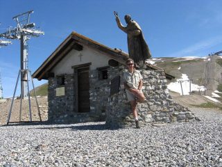 La chiesetta e la statua dedicata a Padre Pio appena sotto la vetta