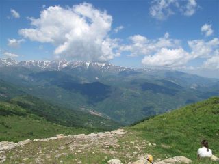 Panorama dal Monega verso le alpi liguri