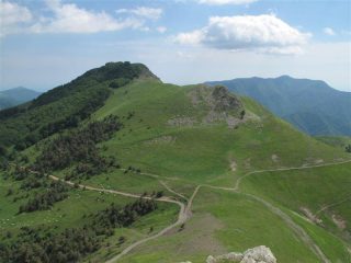 Il passo della Mezzaluna e il Carmo dei Brocchi visti dal crinale
