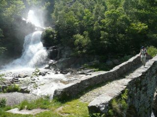 Ponte Romanico e cascata.