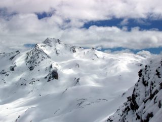 Ottime condizioni al Sommeiller ma chi si offre di spalare la lingua di neve sulla strada?