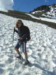 in salita ricercando la neve