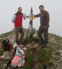 .....DINO e MARCO in vetta avvolti dalla nebbia....