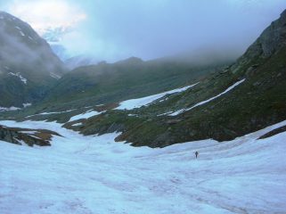 Il canalone di salita con il rif. Averole sullo sfondo