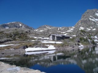 Il Refuge des Merveilles sulla sponda del Lac Long Supérieur