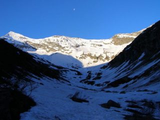 Poco dopo la partenza, il percorso è già soleggiato