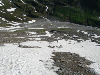 con gli sci sulle prime lingue di neve
